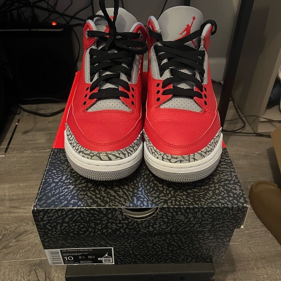 Jordan 3’s sz 10 - Picture 2 of 5